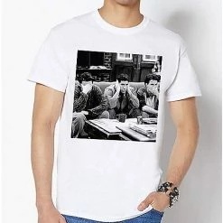 Wholesale 🔥 Three Wise Guys Couch Photo T 👚 Shirt - Friends 🔥 14 Wholesale 🔥 Three Wise Guys Couch Photo T 👚 Shirt - Friends 🔥 -Spencer's Shop 07588437 e